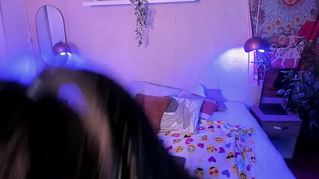 Laraa Rouss  online show from 12/05/25, 04:10