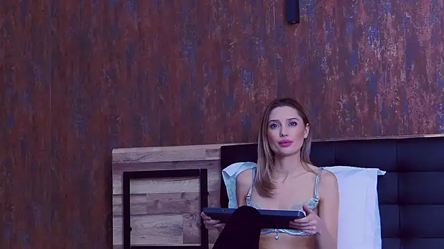 SilviaPastori online show from 12/16/25, 06:07