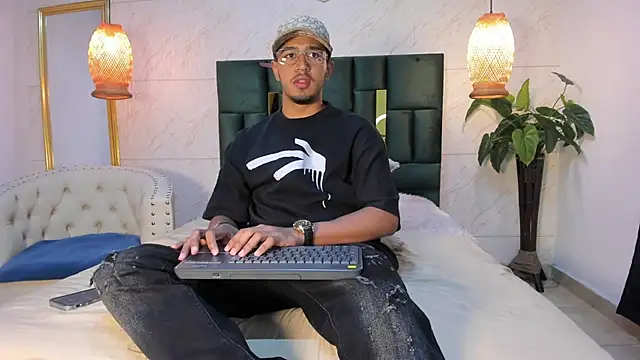 Snapshot of Brand_Collins chatting on 11/28/25, 11:35 Brand Collins online show from 11/28/25, 11:35