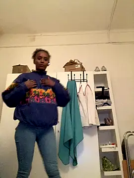 Snapshot of ___Hannah___ chatting on 11/30/25, 04:27 Hannah online show from 11/30/25, 04:27