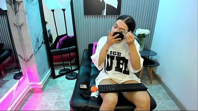 Snapshot of Violettacamss_69 chatting on 11/27/25, 04:42 Violettacamss 69 online show from 11/27/25, 04:42