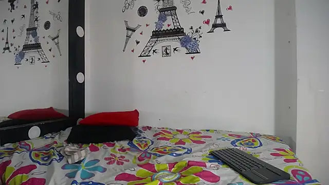 Snapshot of varascott chatting on 12/17/25, 02:56 varascott online show from 12/17/25, 02:56