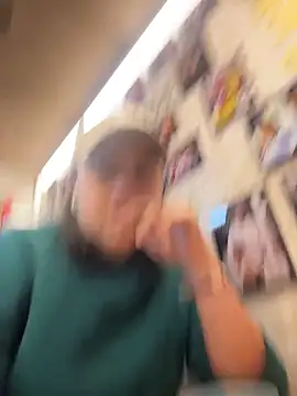 Snapshot of Laurabuu_ chatting on 12/03/25, 10:41 Laurabuu online show from 12/03/25, 10:41