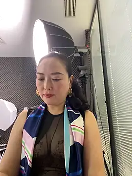 Snapshot of TL-46 chatting on 11/28/25, 07:44 TL-46 online show from 11/28/25, 07:44