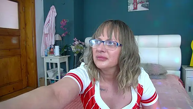 Snapshot of Cougar_Milff chatting on 04/19/26, 02:16 Cougar Milff online show from 04/19/26, 02:16