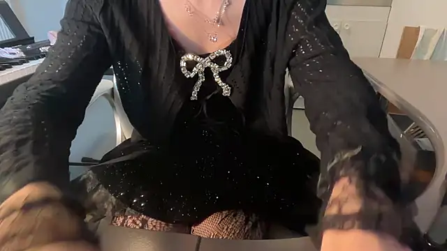 Snapshot of sam_in_transition chatting on 12/21/25, 11:28 sam in transition online show from 12/21/25, 11:28