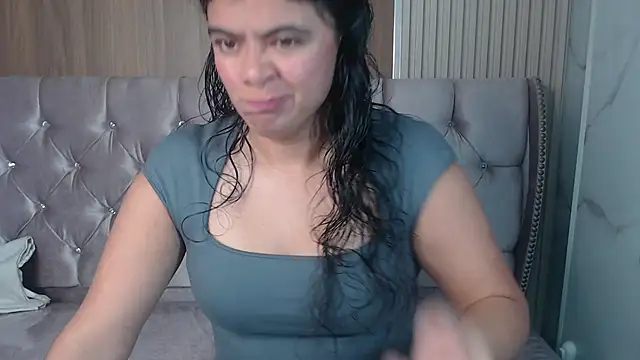 Snapshot of Evangeline_b chatting on 12/05/25, 12:58 Evangeline b online show from 12/05/25, 12:58