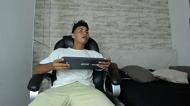 Simon Pernia online show from 12/01/25, 06:57