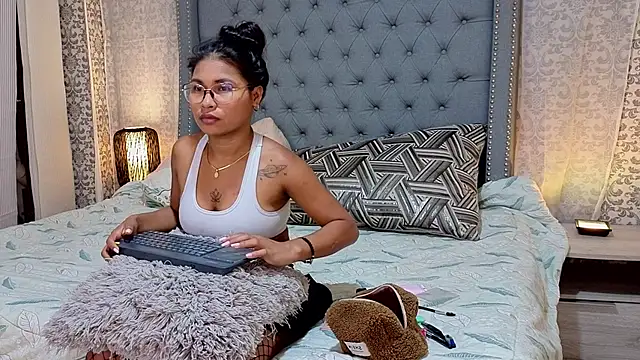 Miaa Collinss online show from 11/29/25, 08:34