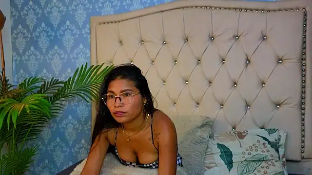 Miaa Collinss online show from 12/01/25, 08:47