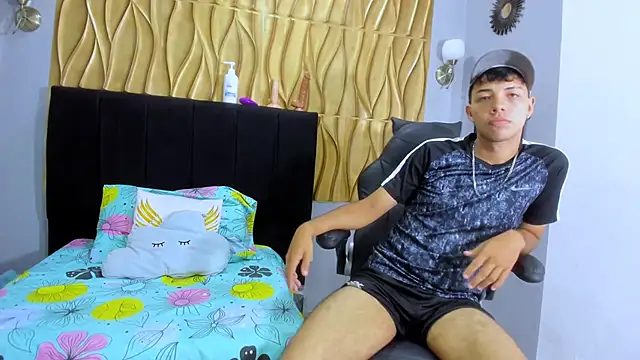 Snapshot of shy_guy18 chatting on 11/28/25, 07:27 shy guy18 online show from 11/28/25, 07:27