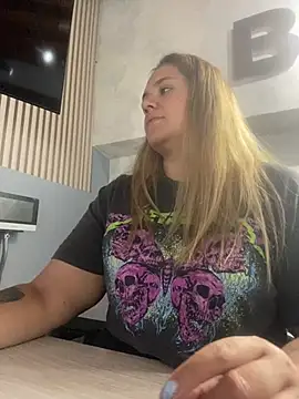 Snapshot of LoreinnFox chatting on 04/05/26, 08:28 LoreinnFox online show from 04/05/26, 08:28