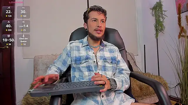 Snapshot of MTHW__ chatting on 12/03/25, 10:08 MTHW online show from 12/03/25, 10:08