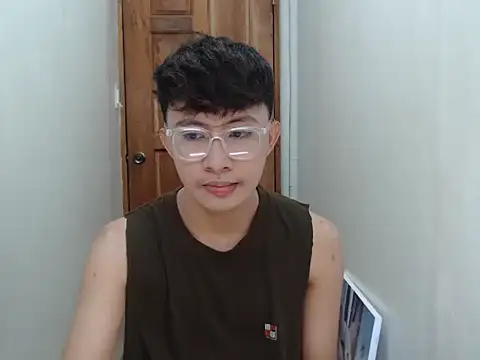 Snapshot of asiantwink0000 chatting on 12/19/25, 05:25 asiantwink0000 online show from 12/19/25, 05:25