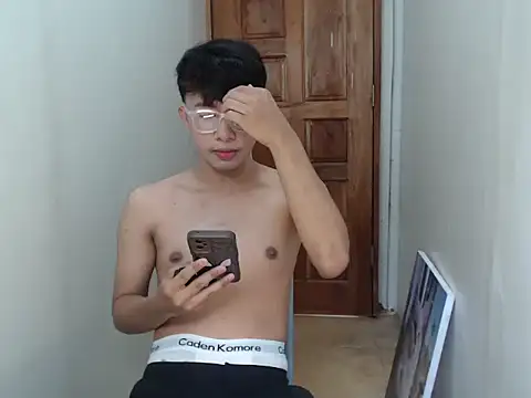 Snapshot of asiantwink0000 chatting on 12/20/25, 04:52 asiantwink0000 online show from 12/20/25, 04:52