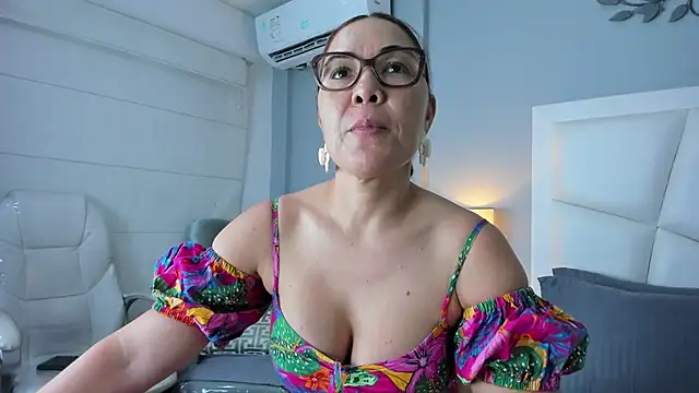 Snapshot of AnnaJaimes chatting on 04/22/26, 11:50 AnnaJaimes online show from 04/22/26, 11:50