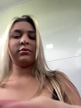 Snapshot of Sofia_Lopezz1 chatting on 12/18/25, 04:02 Sofia Lopezz1 online show from 12/18/25, 04:02