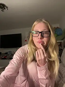 Snapshot of RosieLovexoxx chatting on 12/16/25, 05:07 RosieLovexoxx online show from 12/16/25, 05:07