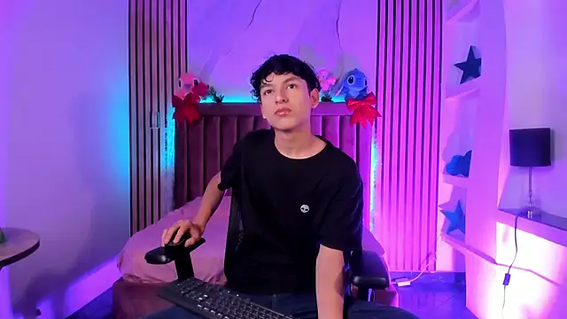 SthepanodiMonaco online show from 12/15/25, 07:40