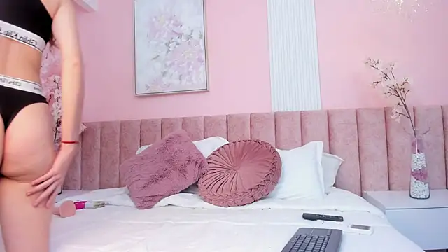 Snapshot of SashaBlake_ chatting on 12/04/25, 12:20 SashaBlake online show from 12/04/25, 12:20