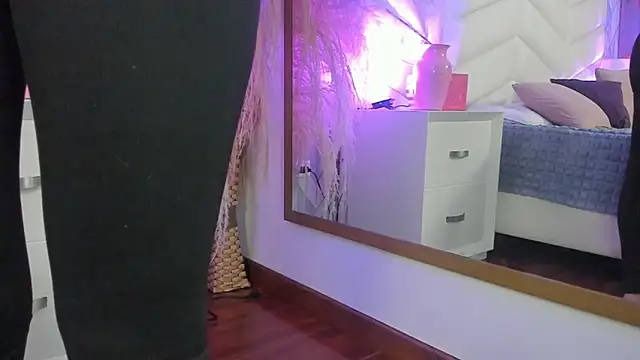 Lizzi Hotman  online show from 04/17/26, 08:45