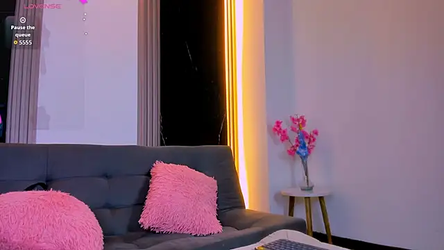 Caroline foster1 online show from 05/04/26, 12:23