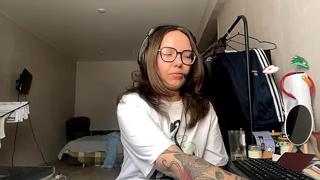 KerriMcbreen online show from 11/28/25, 05:10