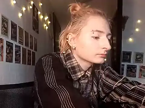 Snapshot of AmyGrok chatting on 12/02/25, 12:43 AmyGrok online show from 12/02/25, 12:43