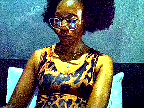 Snapshot of PreettyTee chatting on 04/17/26, 02:14 PreettyTee online show from 04/17/26, 02:14