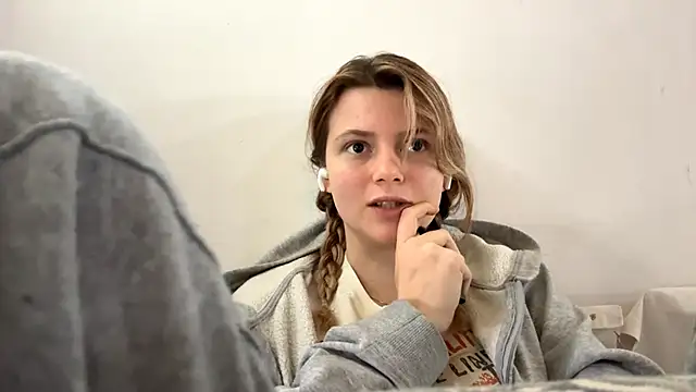 Snapshot of AlanaPostell chatting on 12/03/25, 12:14 AlanaPostell online show from 12/03/25, 12:14