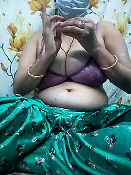 Snapshot of Ritika_Raniii chatting on 12/17/25, 10:43 Ritika Raniii online show from 12/17/25, 10:43