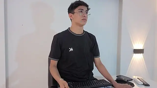 Snapshot of CharmingJeremy_ chatting on 12/01/25, 12:21 CharmingJeremy online show from 12/01/25, 12:21