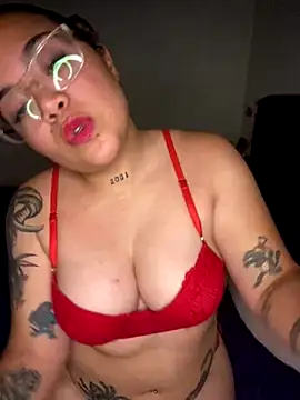 Snapshot of Lindalatina2001 chatting on 12/14/25, 11:31 Lindalatina2001 online show from 12/14/25, 11:31