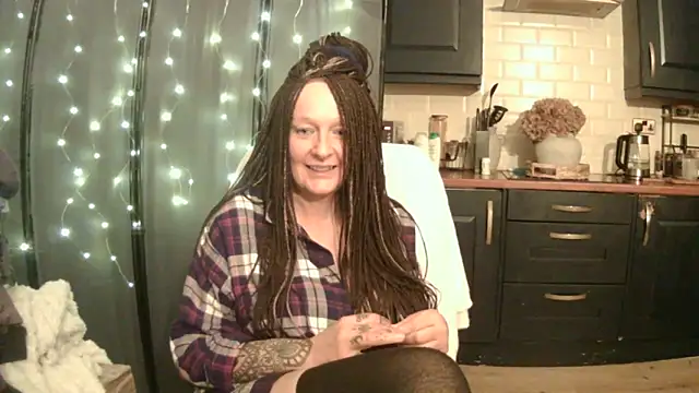 Snapshot of pixxiexo chatting on 12/22/25, 05:26 pixxiexo online show from 12/22/25, 05:26