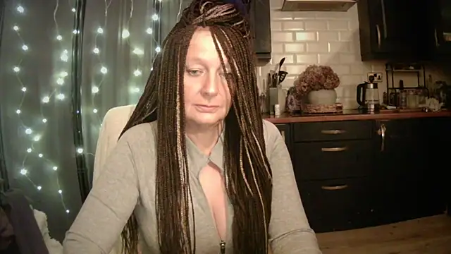 Snapshot of pixxiexo chatting on 12/23/25, 02:31 pixxiexo online show from 12/23/25, 02:31