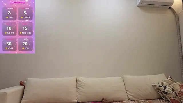 Snapshot of emiliblanc chatting on 12/14/25, 08:02 emiliblanc online show from 12/14/25, 08:02