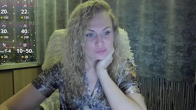 Snapshot of LanaLight_x chatting on 12/15/25, 02:21 LanaLight x online show from 12/15/25, 02:21