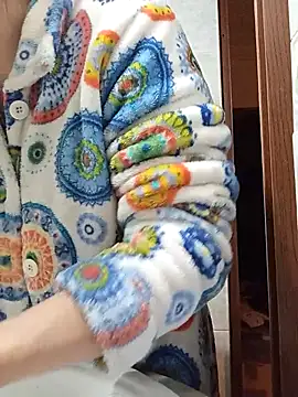 Snapshot of gatitachula93 chatting on 02/10/26, 01:43 gatitachula93 online show from 02/10/26, 01:43