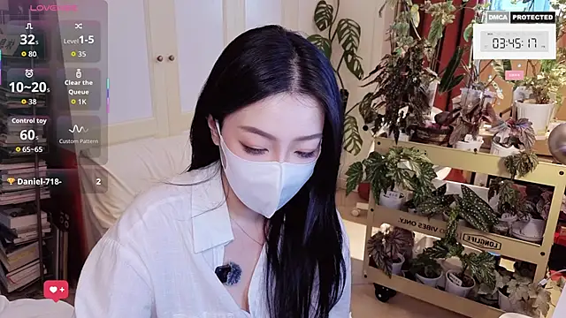 nayomi 34f online show from 04/20/26, 07:44