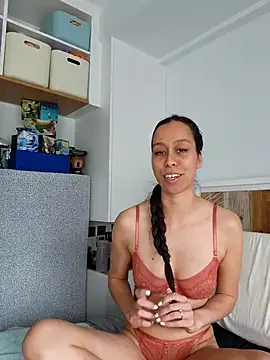 Snapshot of Maeveleigh_xo chatting on 12/16/25, 09:09 Maeveleigh xo online show from 12/16/25, 09:09