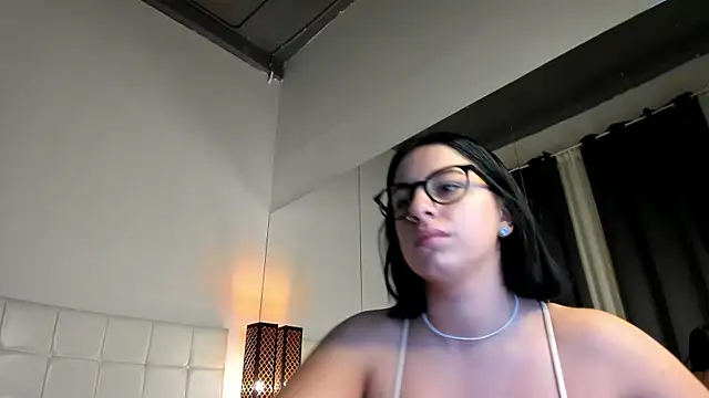 Snapshot of LucyRayy chatting on 12/19/25, 08:38 LucyRayy online show from 12/19/25, 08:38