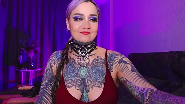 Snapshot of MistressDarkSindel chatting on 12/15/25, 05:50 MistressDarkSindel online show from 12/15/25, 05:50