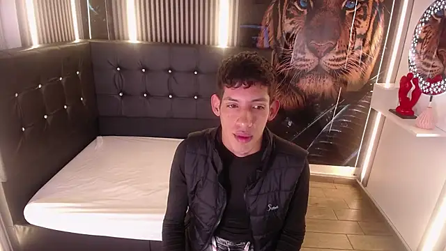 Snapshot of AleJines__ chatting on 12/02/25, 11:37 AleJines online show from 12/02/25, 11:37