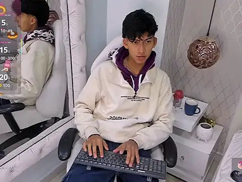 Snapshot of Valentino_Lux chatting on 12/14/25, 11:59 Valentino Lux online show from 12/14/25, 11:59