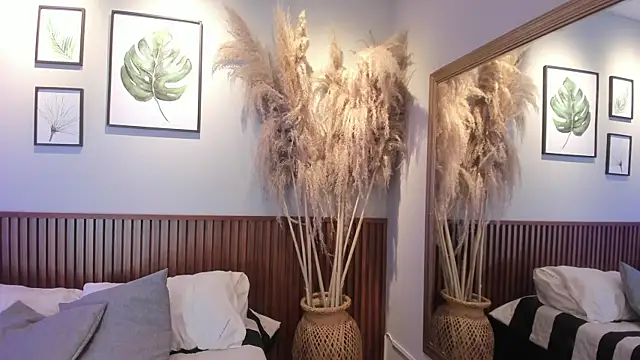 MIAROGGERSS online show from 12/14/25, 03:34