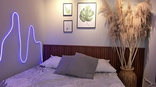 MIAROGGERSS online show from 12/16/25, 03:11