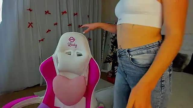 KiraNeeww online show from 12/18/25, 06:41