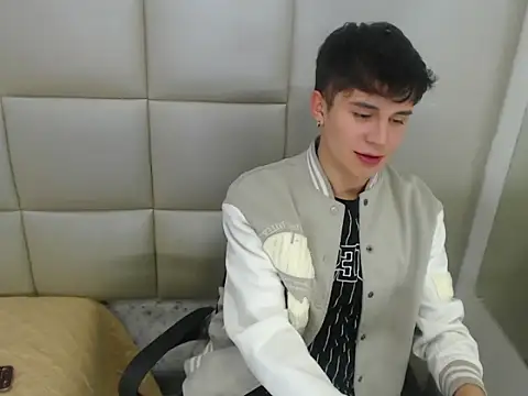 Snapshot of JuanGomm chatting on 12/16/25, 03:44 JuanGomm online show from 12/16/25, 03:44