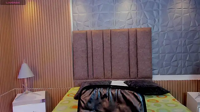 TiffanyHoustton online show from 04/07/26, 12:16