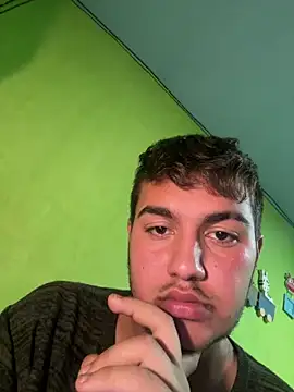 Snapshot of Oenb chatting on 12/14/25, 03:39 Oenb online show from 12/14/25, 03:39